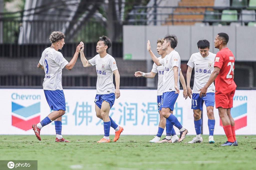 我抽出补克牌中的红桃A，在手掌中心将它转得无影无踪，10个路人都没猜出它飞到了哪儿;我还用夜时间雕琢了260个气球，就用两只手。